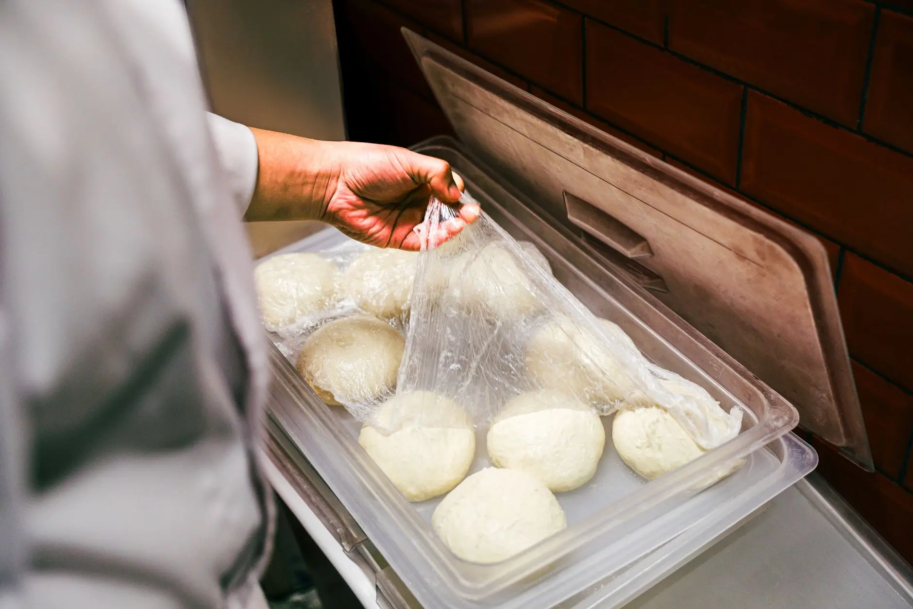 餐饮后厨保鲜膜与保鲜袋的选型逻辑:从材质参数到储存效率的行业观察正文配图 1